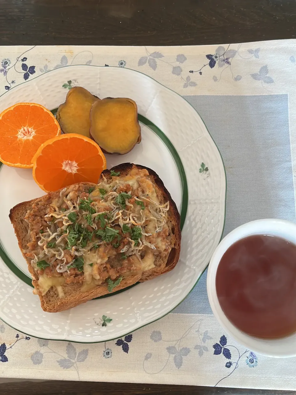 玄米パンの納豆チーズシラスと少しのマヨネーズトースト。昨日1時間半かけて作った焼き芋とメッチャ美味しいミカンと、アップルティー！✨✨|tamemitiさん