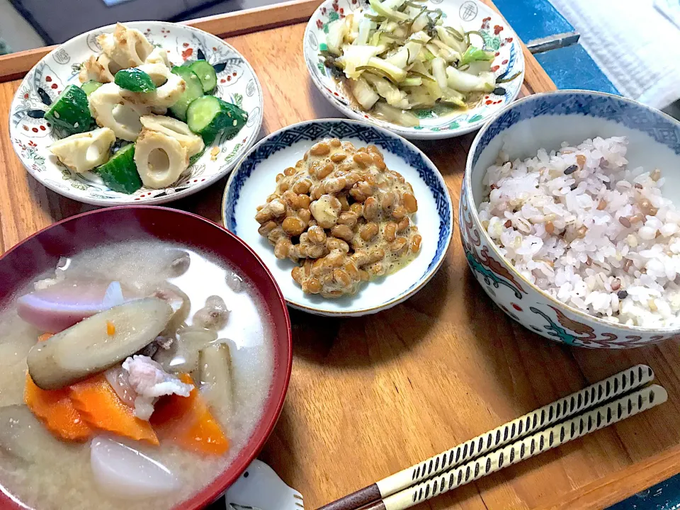 豚汁、竹輪きゅうりのニンニク味噌和え、白菜塩昆布、ごま油和え、納豆、雑穀米土鍋炊き|atsukoさん