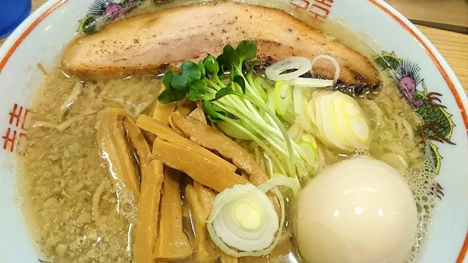 Snapdishの料理写真:【1/16までのゲリラ限定】
煮干そば 流。（る。）
背脂スモーク（麺170g、980円）
＋味玉（120円）
＠十条1分
（赤羽から徒歩27分）
22013|大脇さん