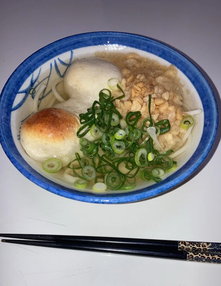 Snapdishの料理写真:お昼ご飯は、昨日の五島うどんの残りを。5人で分けたら、少ないので餅入れて、ネギ、天かすトッピング。出汁はアゴだし。美味ー(ﾟ∀ﾟ)さぁ晩御飯どないしよ。|Saharaさん