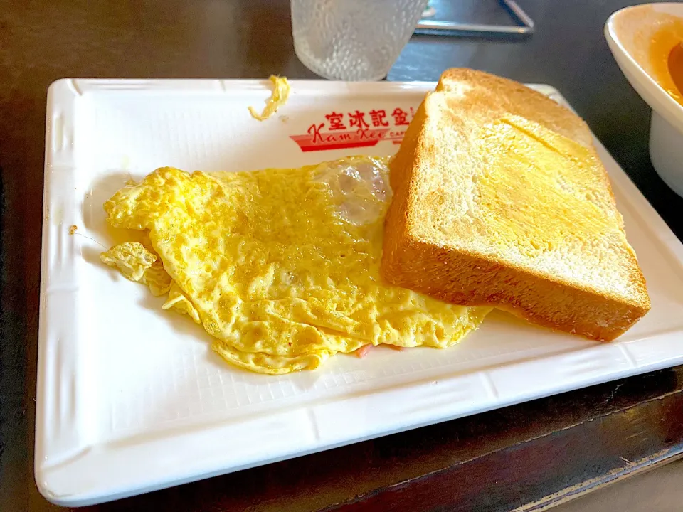 Snapdishの料理写真:Fried eggs and buttered toast|skyblueさん