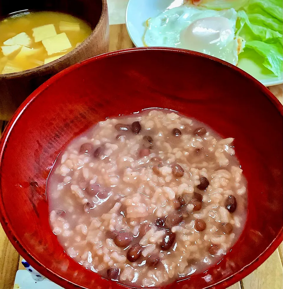 小正月❤️小豆粥❤️小豆を茹でた小豆汁は栄養豊富なので　茹でこぼさず　そのままお粥を炊きました😊|みずはらさん