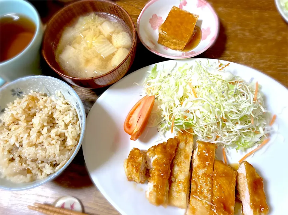 チキン南蛮・千切りキャベツ・厚揚げのあんかけ・味噌汁・炊き込みご飯|ちびろ菌さん