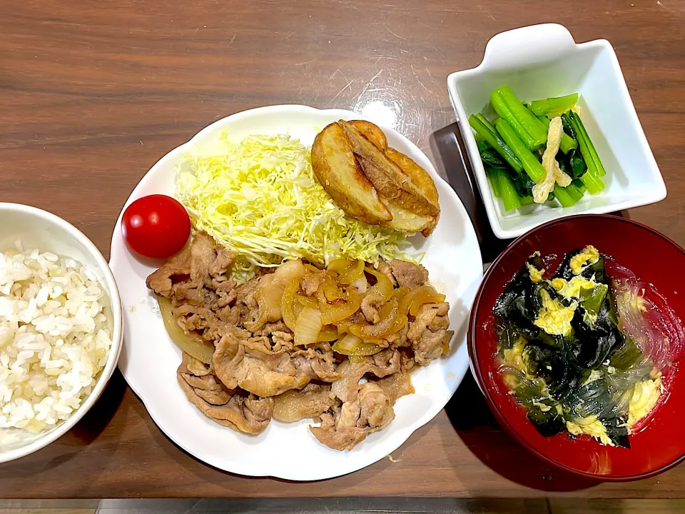 Snapdishの料理写真:豚の生姜焼き　フライドポテト　春雨とわかめのスープ　小松菜と揚げのさっと煮|おさむん17さん