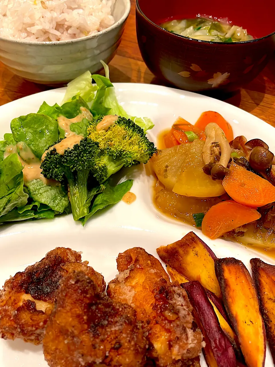 とりの唐揚げ　大根とツナの塩昆布煮　味噌汁|とゆあさん