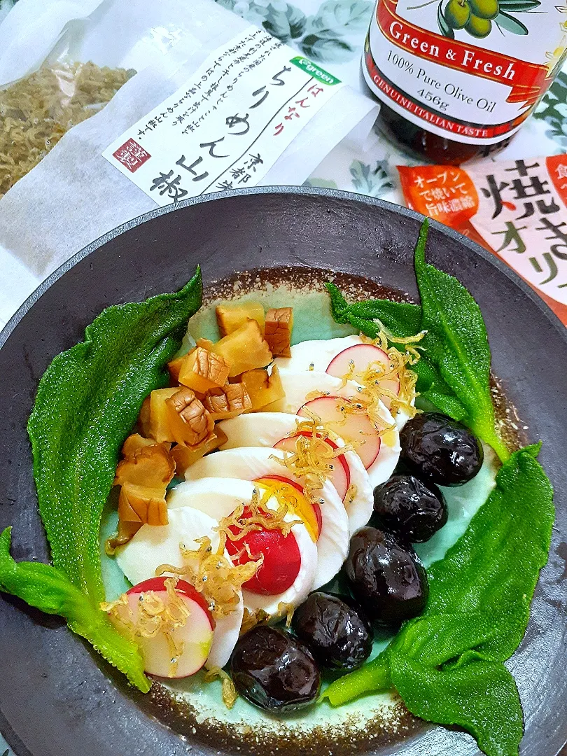 Snapdishの料理写真:🔷🇮🇹焼きオリーブといぶりがっこのカプレーゼ🔷|@きなこさん