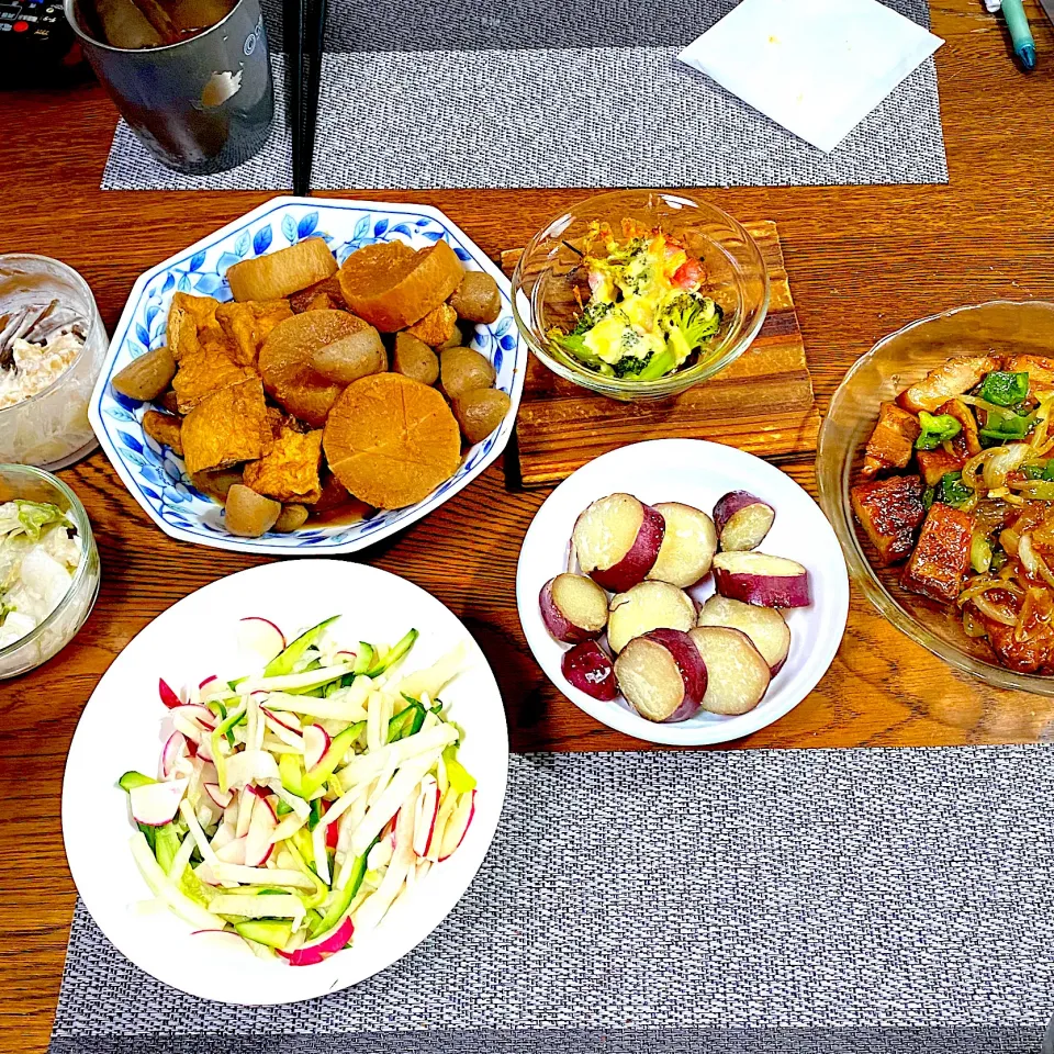 Snapdishの料理写真:大根と蒟蒻と豚肉の味噌煮、玉ねぎ、ピーマンとスペアリブの炒め物、さつま芋の甘煮、大根サラダ|yakinasuさん