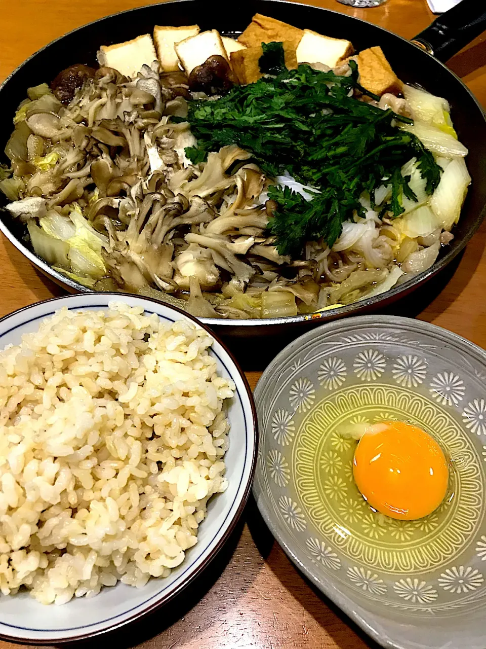 ヤッターー！玉子があるーーーっ！ #夕飯　ロウカット玄米ご飯、キノコたっぷりポークすき焼き(生卵2個)|ms903さん