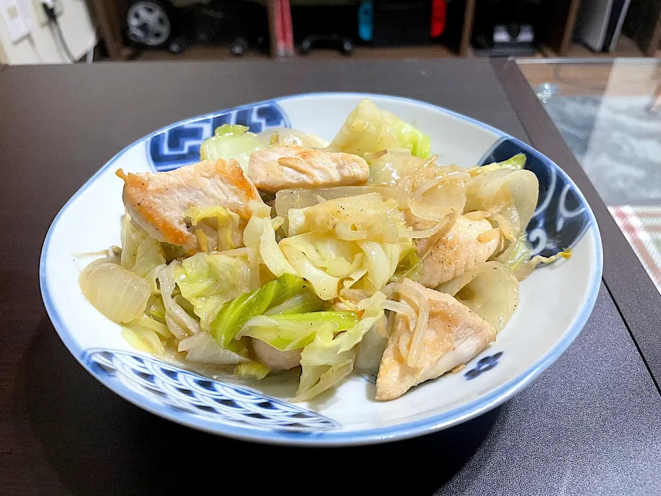 Snapdishの料理写真:鶏肉とキャベツの生姜味噌炒め|あけーあけーさん