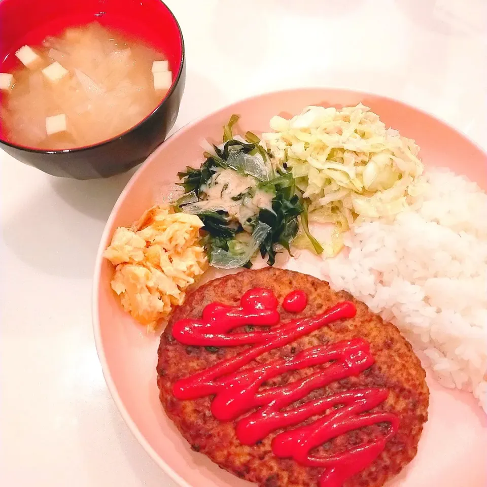 ハンバーグ
ごはん
コールスロー
ワカメサラダ
鮭マヨ
大根の味噌汁|nikotan.syさん