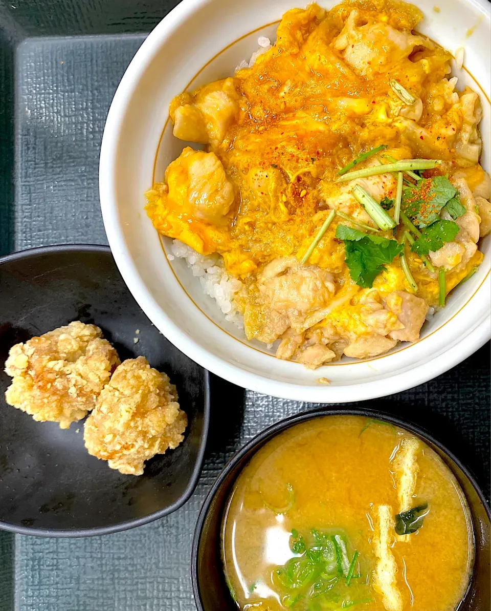 親子丼と味噌汁とサービス竜田揚げ|すくらんぶるえっぐさん