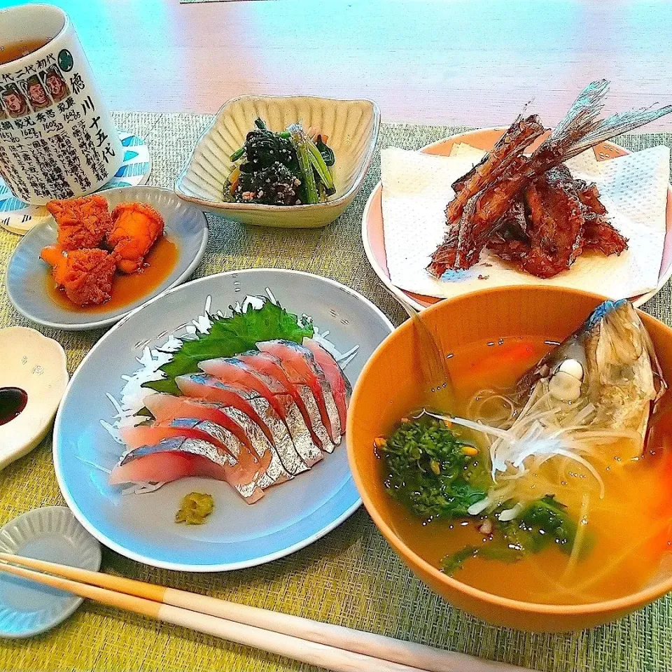 お昼ごはん🐟アジのお刺身・アジの頭と菜の花と大根と人参のお味噌汁・助子の煮付・アジの骨せんべい・ほうれん草の胡麻和え🥰|氷魚(ひお)さん