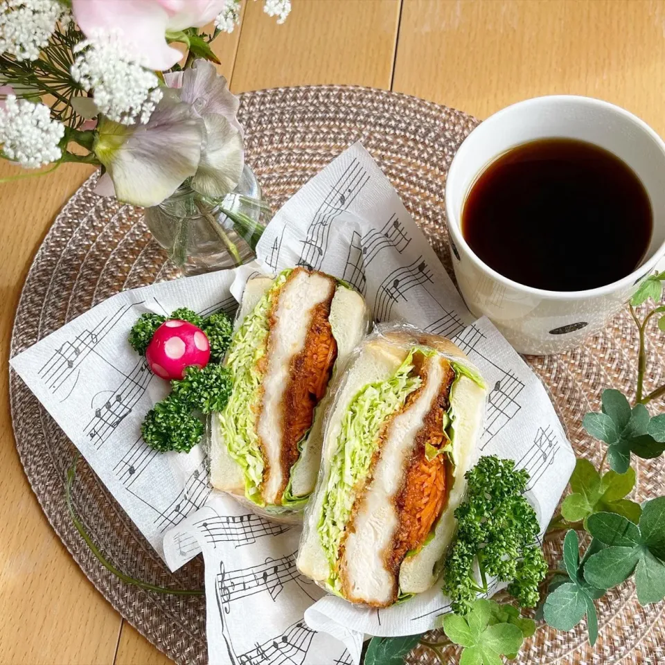 Snapdishの料理写真:1/17❤︎やわらかチキンカツサンド🍃
《サンド具材〉
・HARE\PAN食パン🍞
・チキンカツ
・フリルレタス.千切りキャベツ.人参|Makinsさん