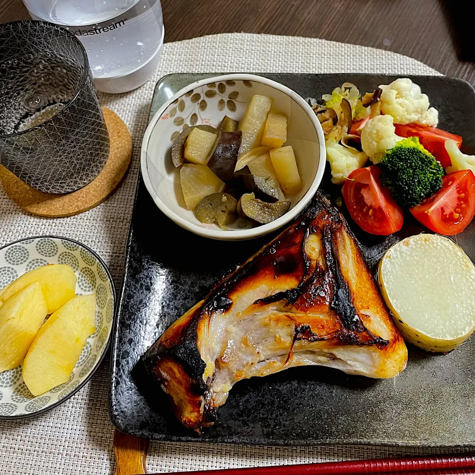 1/17晩ご飯：鰤かまの塩麹焼き|ななみんさん