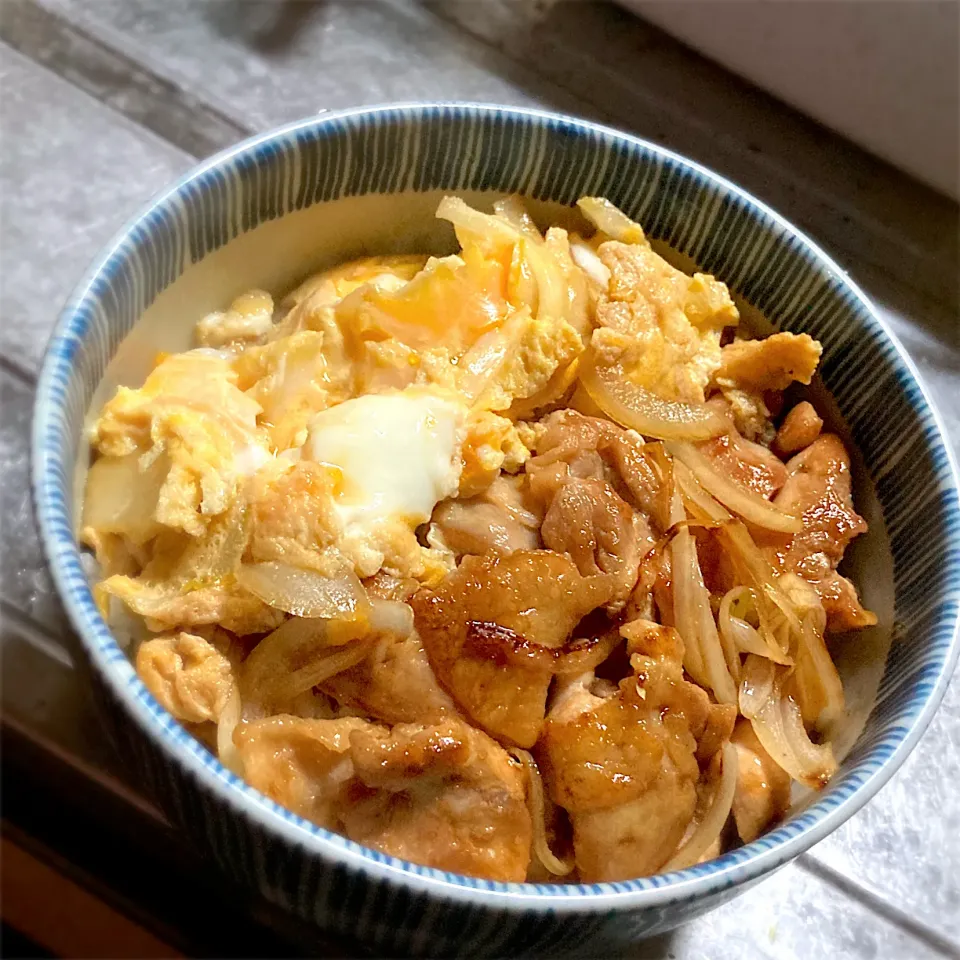 Snapdishの料理写真:今夜は焼鳥と玉子とじをコラボさせた、焼鳥親子丼を頂きました😋🎵👍|ギムレットさん