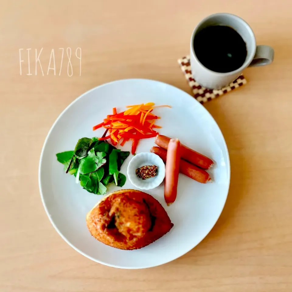 カレーパンで朝ごはん|FIKA789さん