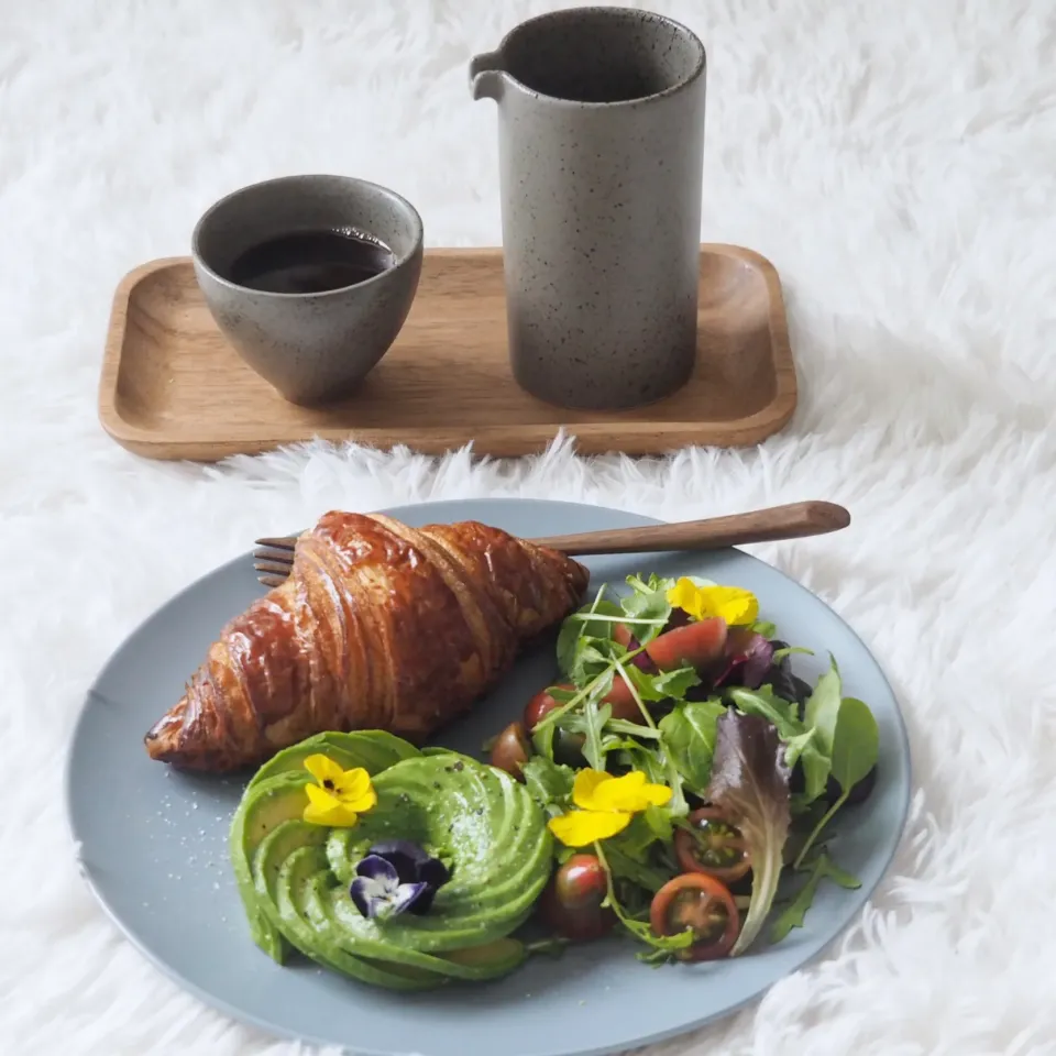 Avocado & croissant breakfast|Misstyさん