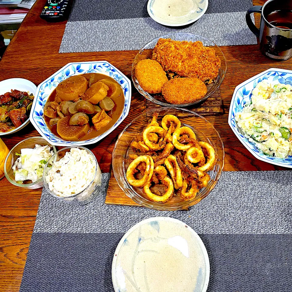 イカ唐揚げ、豚カツ、コロッケ、大根と蒟蒻と揚げの味噌煮、ポテトサラダ、常備菜、漬物|yakinasuさん