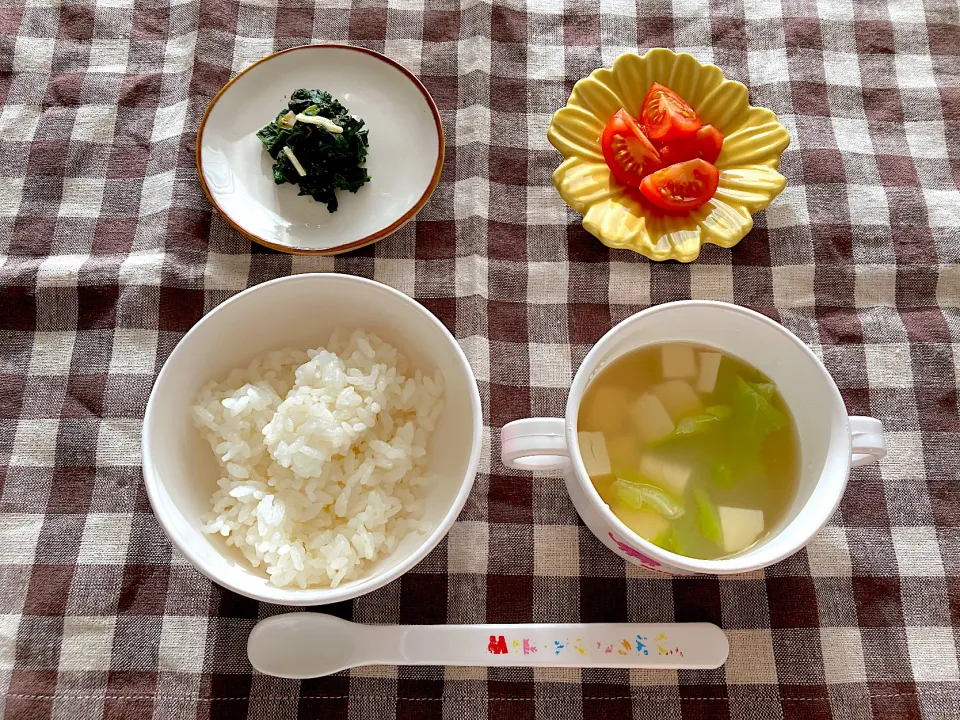 【離乳食】豆腐とキャベツのお味噌汁、ごはん、ほうれん草とチーズの和え物、ミニトマト|sayaさん