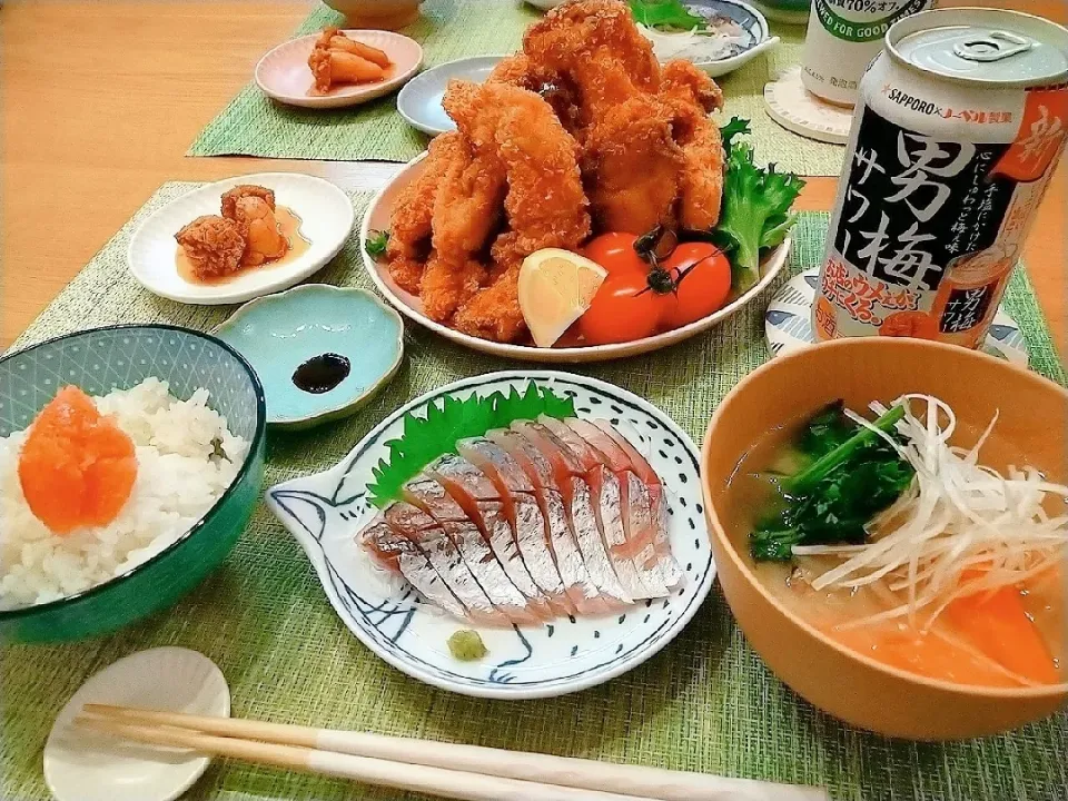 晩ごはん🐟特大牡蠣🦪フライ・アジのお刺身・アジのあらと菜の花🌱と大根と人参🥕と白髪ネギのお味噌汁・助子の煮付・明太子ごはん🥰🎶|氷魚(ひお)さん