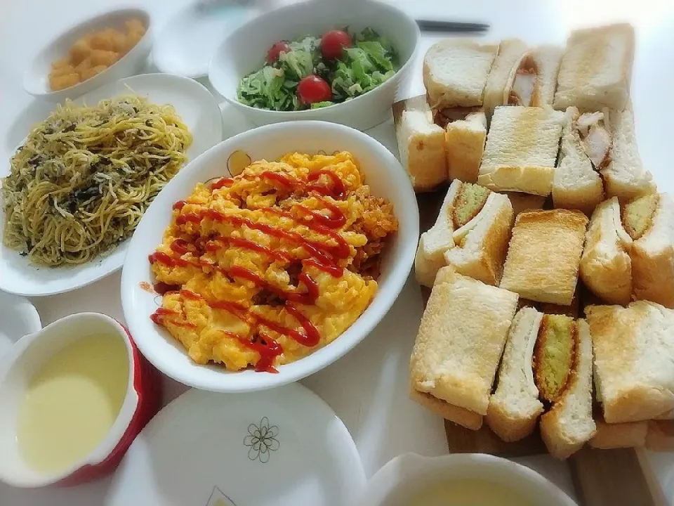 夕食(*^^*)
オムライス
シラスと海苔のバター醤油パスタ🍝
2種のサンドイッチ🥪(ササミチーズカツ&カレーコロッケ)
ハッシュドポテト
サラダ🥗
コーンスープ|プリン☆さん