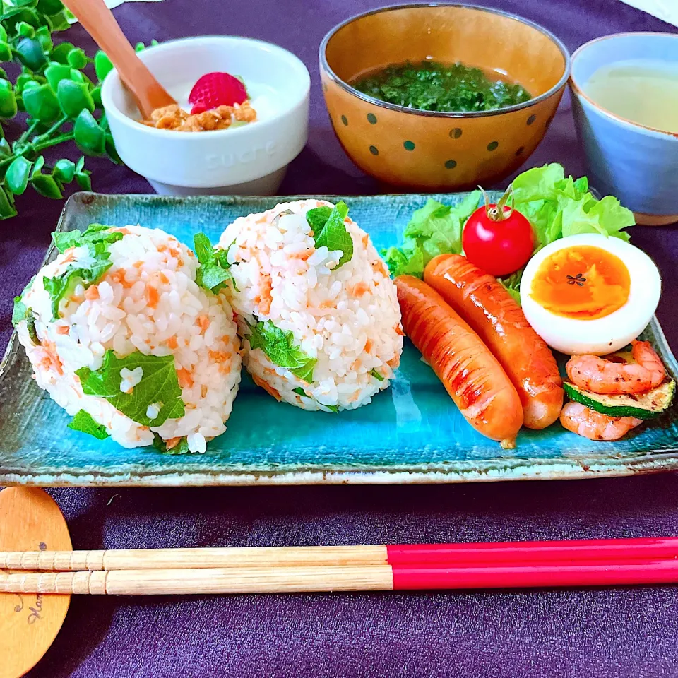 大葉まみれな鮭のおにぎりと青さたっぷり味噌で朝ごはん|オーロラさん