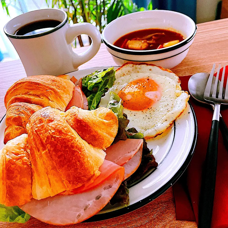 出勤前の簡単朝食　昨日残りのスープを加えて🥐☕️クロワッサンサンド|Sの食卓さん