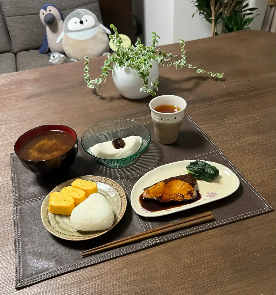 鰤の照り焼き、ほうれん草のお浸し、だし巻き玉子、塩おにぎり、あおさの赤だし、冷奴、ほうじ茶|pentarouさん