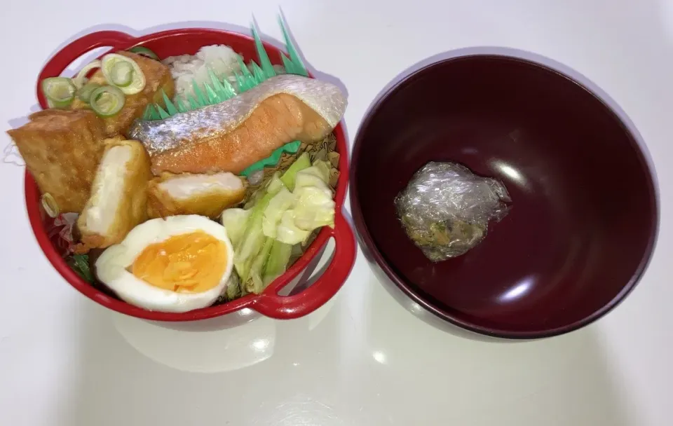 パパ弁。🌟厚揚げネギポン酢🌟鮭🌟ゆで卵🌟キャベツソテー🌟kiriチキンナゲット🌟みそ玉。2月から又職場が変わるけど、前に働いてた職場に戻るだけ。と思いながらも、やっぱり少し不安(^◇^;)|Saharaさん