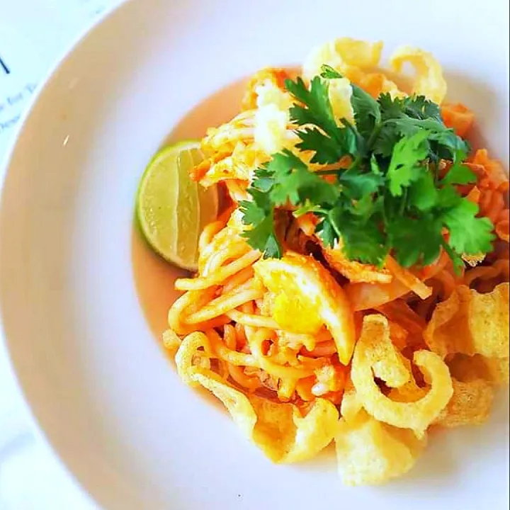 burmese nan gyi thote salad with spicy chicken and crispy rice chip|chef chanさん