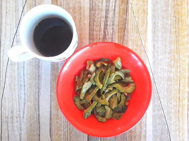 Stir-fried bitter gourd and black coffee for breakfast.|lorence_galeさん