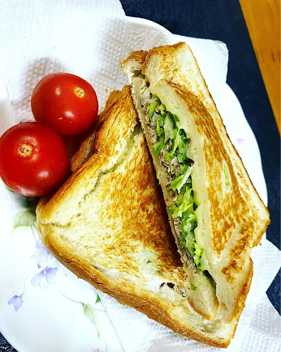 鯖の水煮缶と千切りキャベツのフライパンdeホットサンド|あっきさん