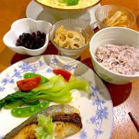 ある日の夕飯さわらのムニエル、エノキ入り茶碗蒸し、蓮のきんぴら、黒豆