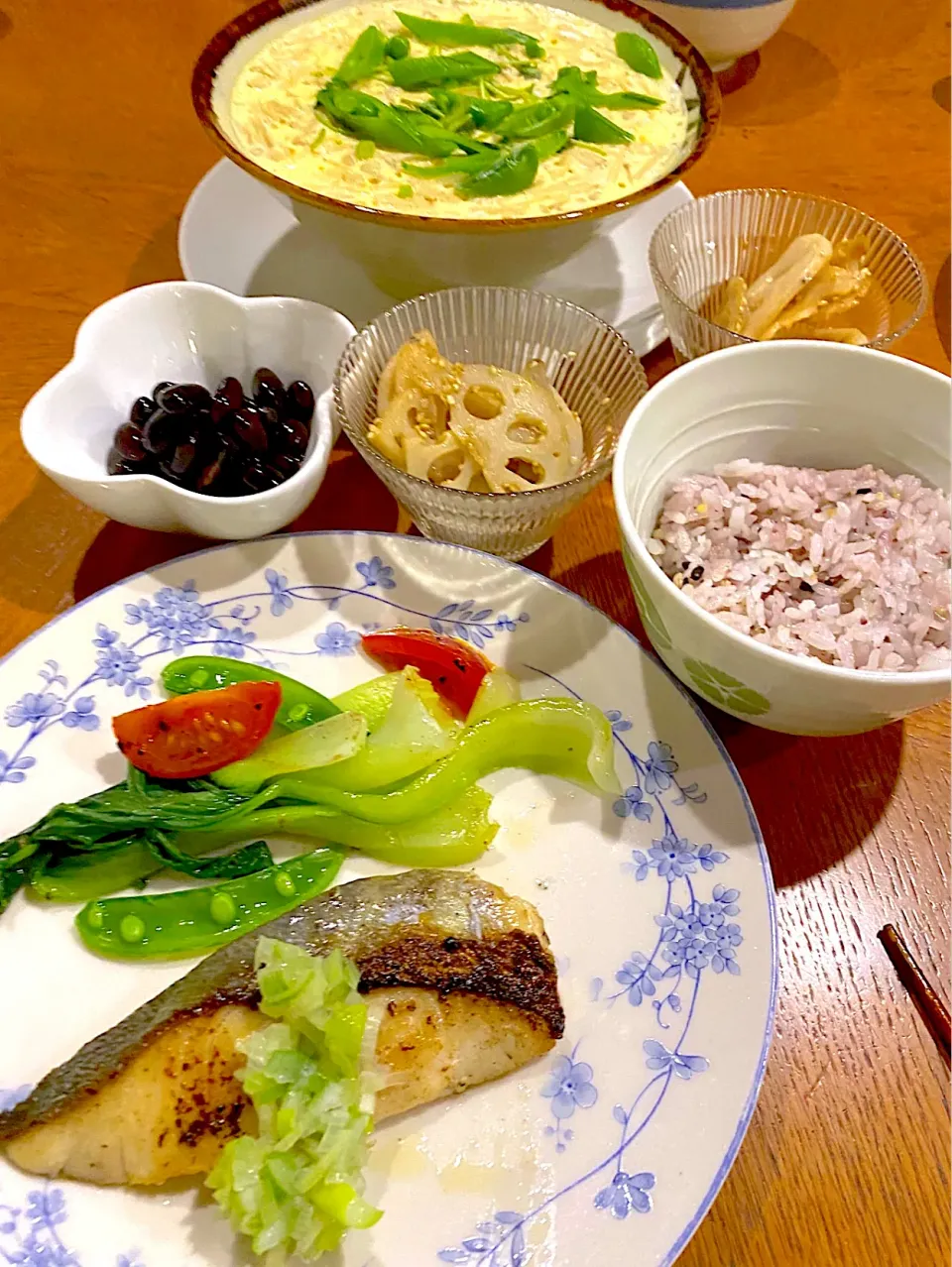 ある日の夕飯さわらのムニエル、エノキ入り茶碗蒸し、蓮のきんぴら、黒豆|Iggywiggyさん