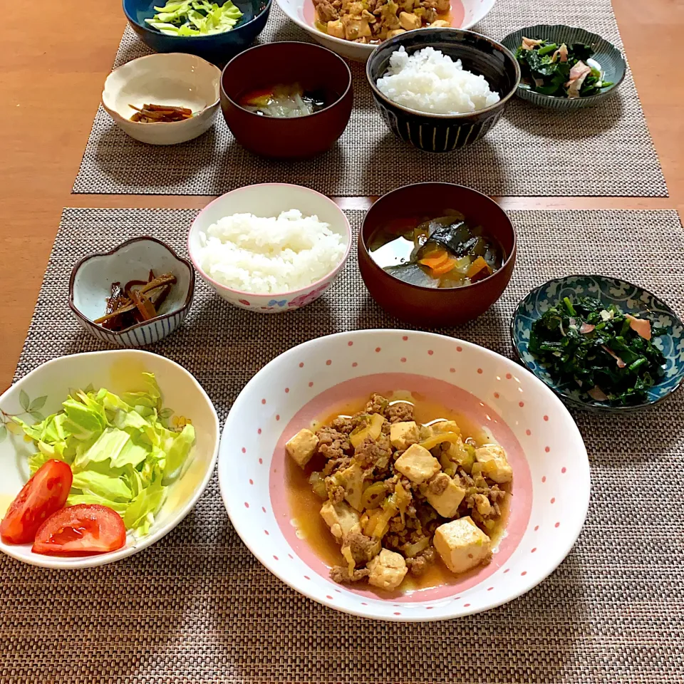 麻婆豆腐、ほうれん草のバターソテー、キャベツ、トマト、ごはん、味噌汁|ひまさん