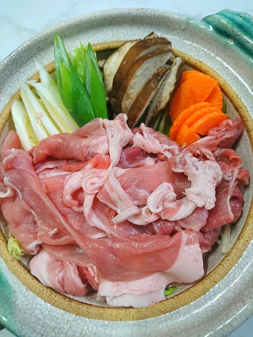 狸の宴シリーズ
御刺し身からの～(笑)
うどんすき(寄せ鍋出汁味付き🍲) 
更に乾杯‼️( ・∀・)っ🍶

写真は醤油味の出汁を張る前です。
鶏肉とか色々野菜は豚肉の下(^_^;)
饂飩や海鮮類は後で投下します。|タヌキさん