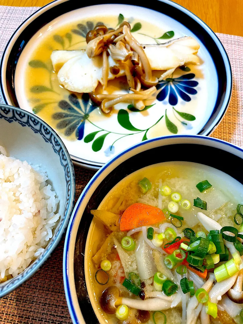 豚汁と鱈ときのこのバター醤油蒸しで晩御飯|Mikaさん