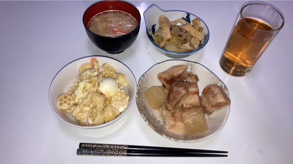 晩御飯。🌟マカロニサラダ🌟豚バラ大根の甘酒煮🌟煮浸し（キャベツ、あさり、揚げ）🌟みそ汁（大根、人参、揚げ）煮浸しは、甘麹と白だしで。豚バラ大根、ホロホロで優しい甘さ。今年でPTA3年したのが終わるのに来年新６年の保護者対象の役員に当たってしまったよ(´༎ຶོρ༎ຶོ`)１人じゃないだけ有難いけど1年間頑張る💧|Saharaさん