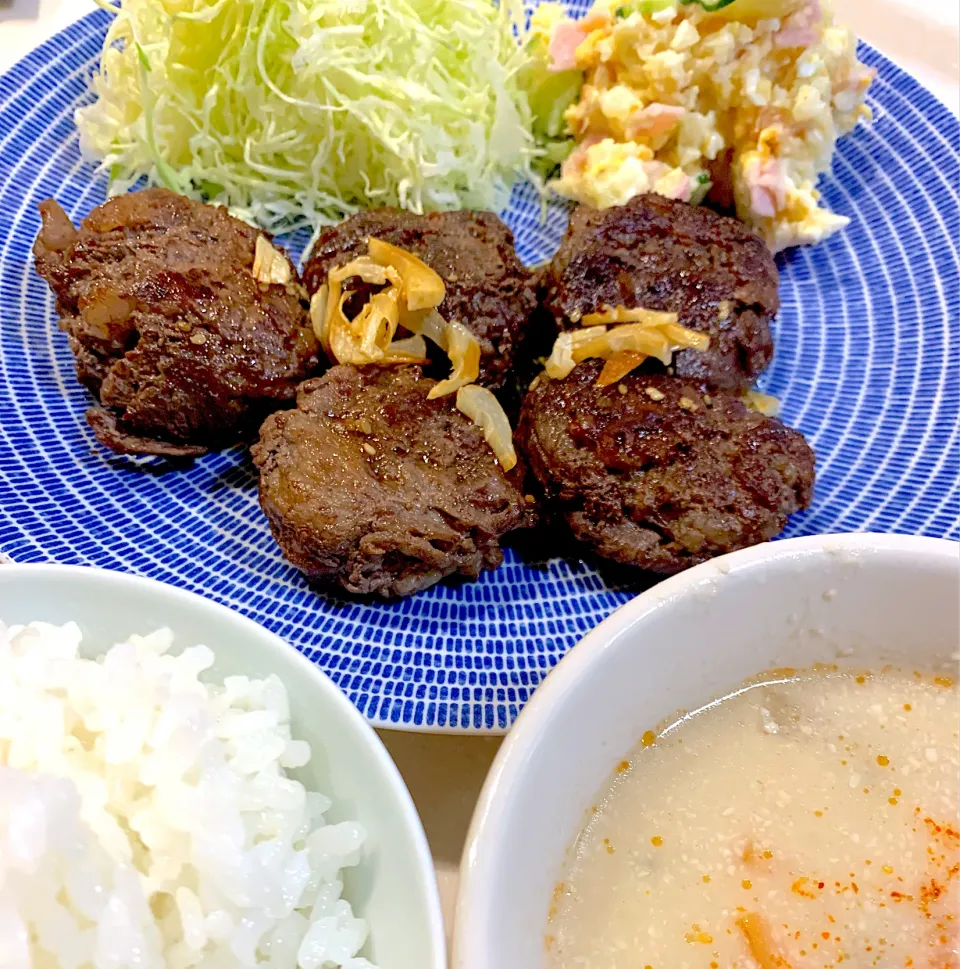 夜ご飯😚千切りキャベツ、ポテトサラダ、ロールステーキ🥩、昨日の残りの粕汁|とまこ(*^o^*)さん