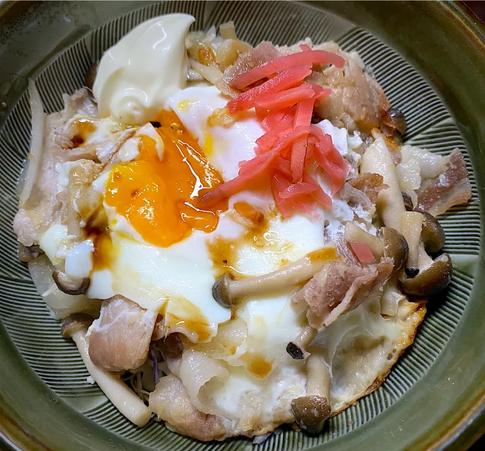 🐷豚の生姜焼きエッグ🍳丼|すくらんぶるえっぐさん