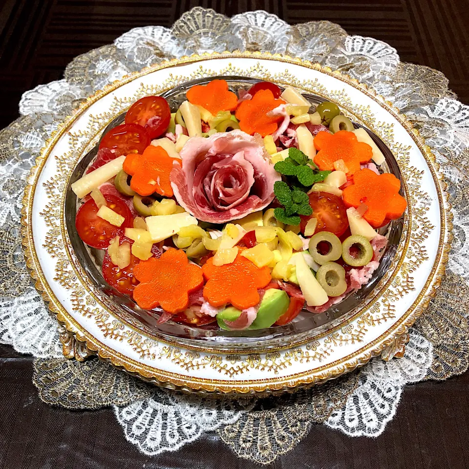 Snapdishの料理写真:生ハム🌹オリーブオイル🫒アボカド🥑人参🥕ミニトマト🍅パルミジャーノ🧀パイナップル🍍りんごの皮ビネガー🥗|henryさん