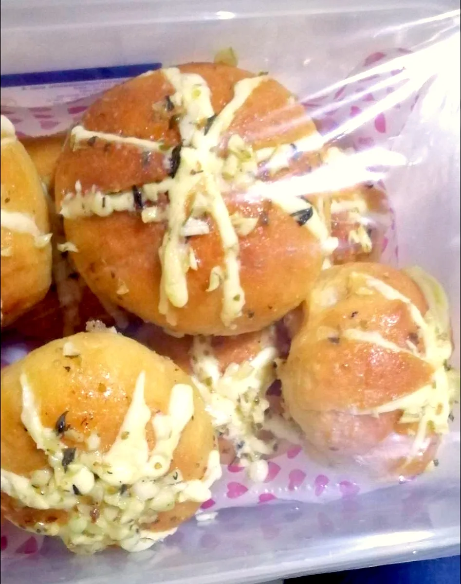 Garlic cream cheese bread
www.facebook.com​/bakefreshoven/
IG​ bakefreshoven|Bake.fresh.oven​さん