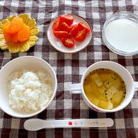 【離乳食】豆腐のお味噌汁、ごはん、ミニトマト、みかん、牛乳