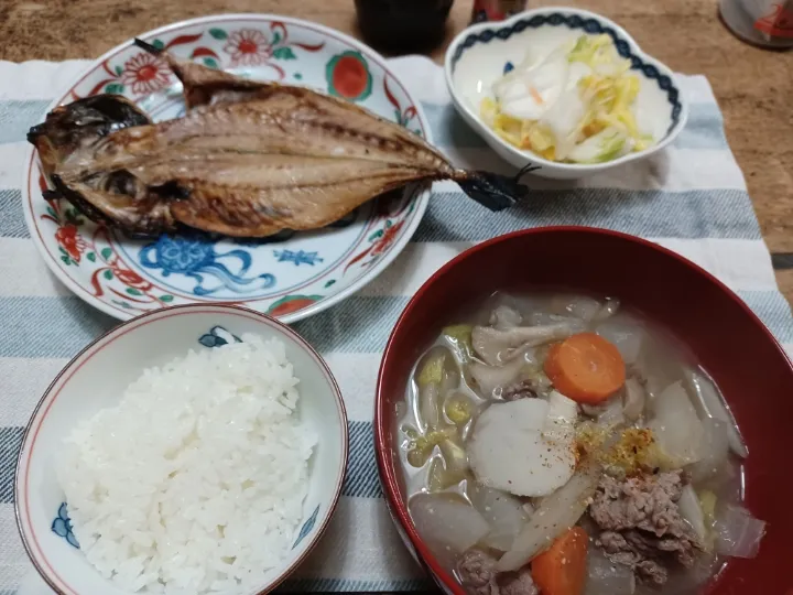 鯵の開きと煮物代わりに芋煮会的なもの🍺ナシ|ぱいんてーるさん