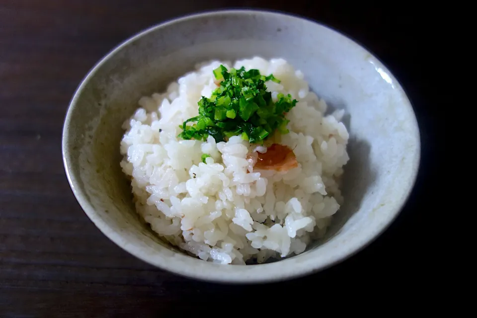 Snapdishの料理写真:梅の炊き込みご飯と蕪の葉の炒め物|酒飲みpapaさん