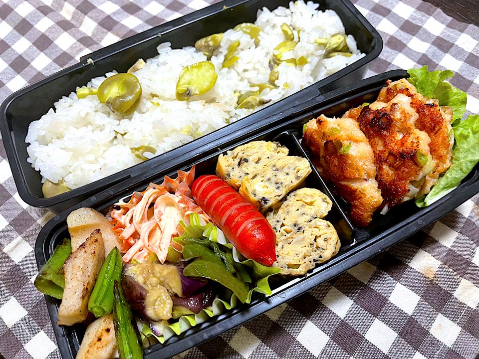 お弁当★明太ネギつくね、ゆかり卵、なすとピーマンのポン酢絡め、にんじんの七味マヨ和え、スナップえんどうとレンコンの塩炒め、そら豆ごはん