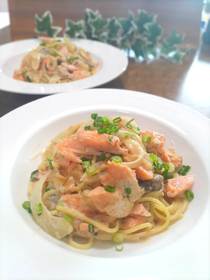 鮭と玉ねぎのレモンクリームパスタ|マイケルの料理さん