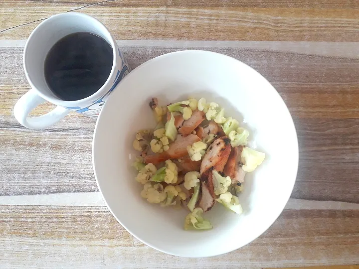 Stir-fried cauliflower with chicken fillet.|lorence_galeさん