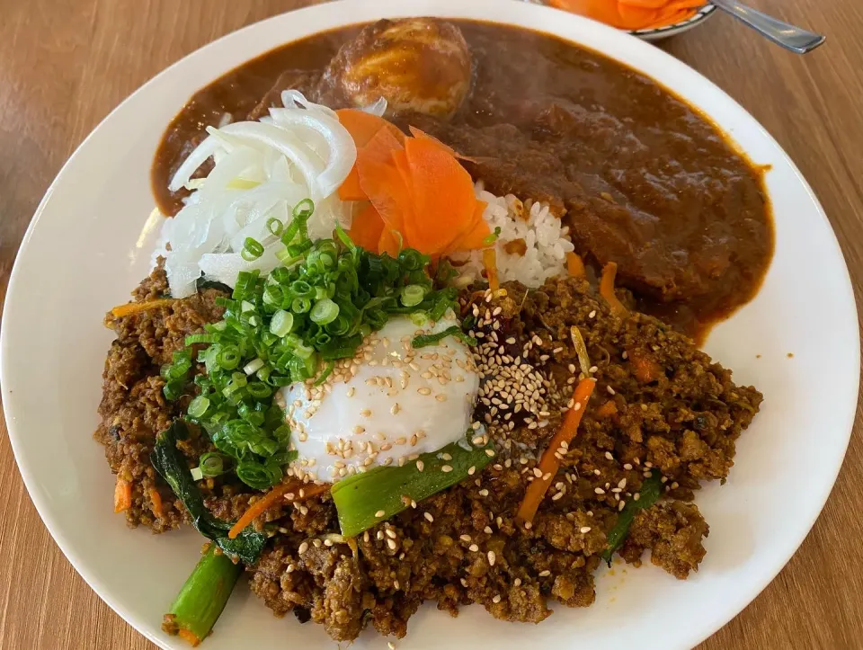 キーマ6と大辛チキンのあいがけカレー🍛味玉トッピング🥚ピクルスマシマシ🥒|buhizouさん