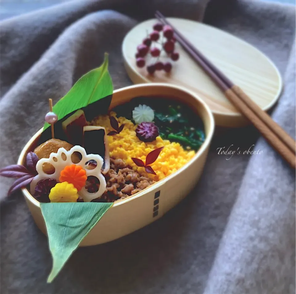 冬休み明けお弁当🍱そぼろご飯🐷🥚🥬いかと里芋の煮物🦑|Naoさん